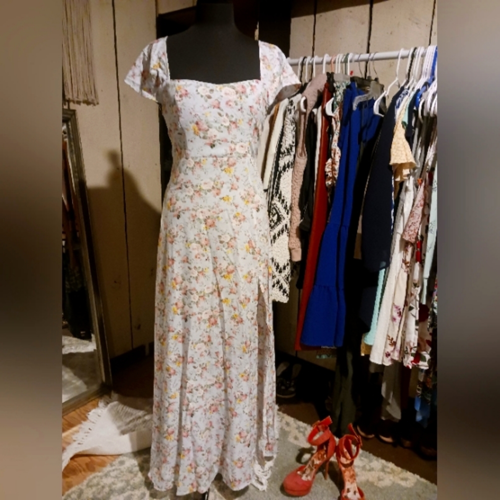 SBetro NWT maxi floral dress with back cut out sz medium
